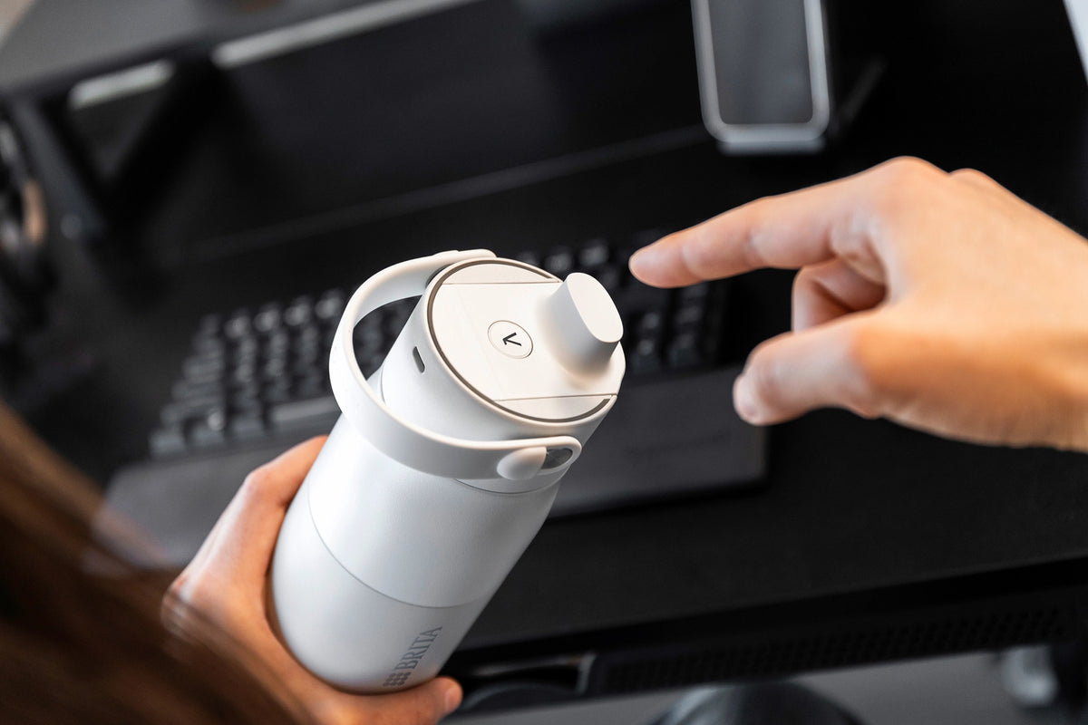 Video laden: BRITA LARQ iQ water bottle shown from multiple angles