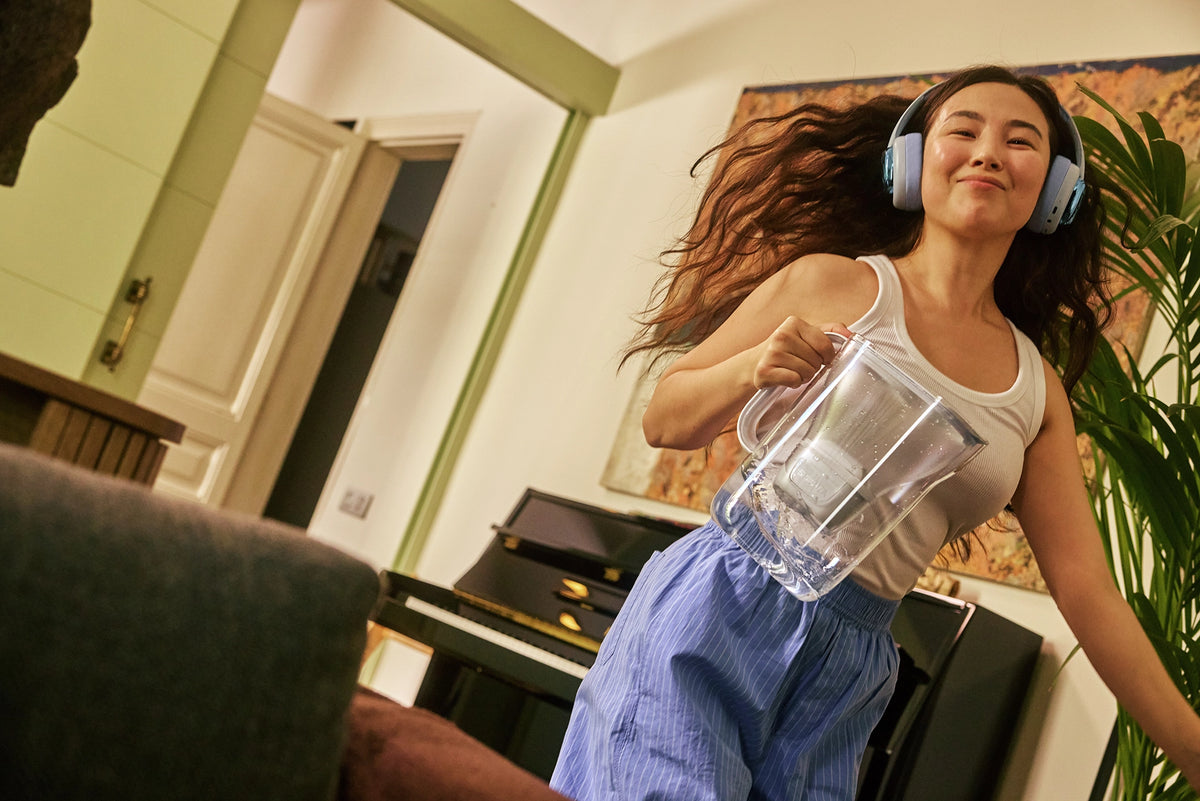 Video laden: Water filter jug with modern design shown from multiple angles