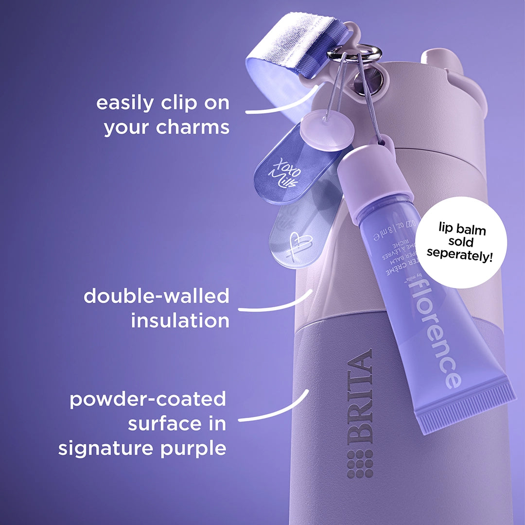 Een close-up van de florence by mills x BRITA LARQ-fles op een paarse achtergrond.