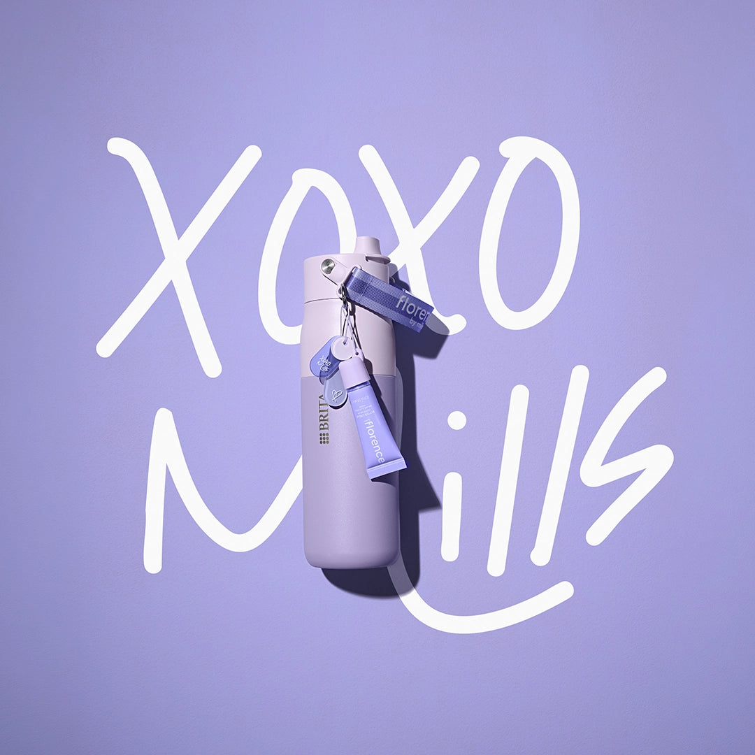 florence by mills x BRITA LARQ-fles op een paarse achtergrond met de handtekening "XOXO Mills".