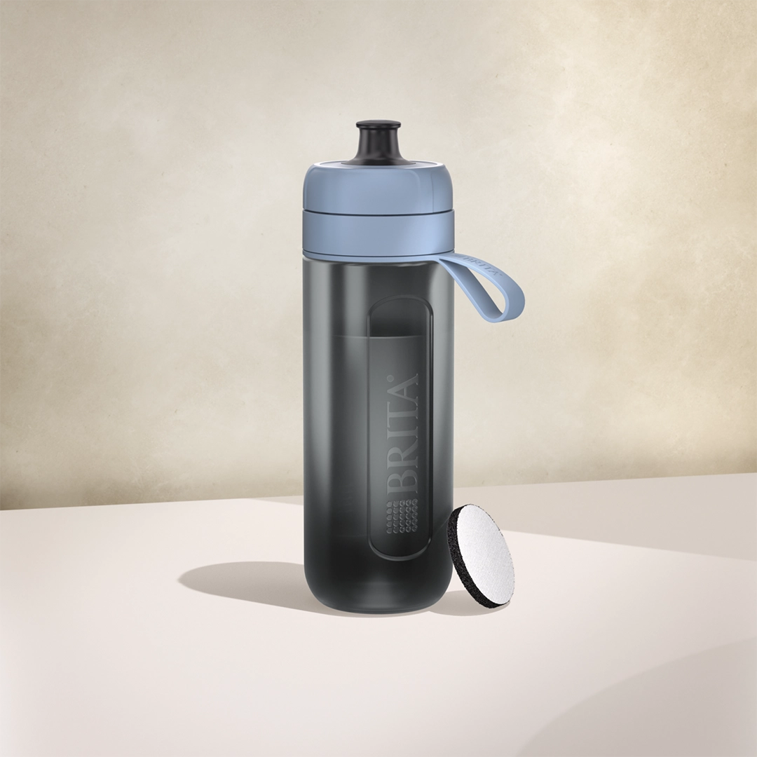 BRITA Active-water filter een donkerblauwe fles op een beige achtergrond