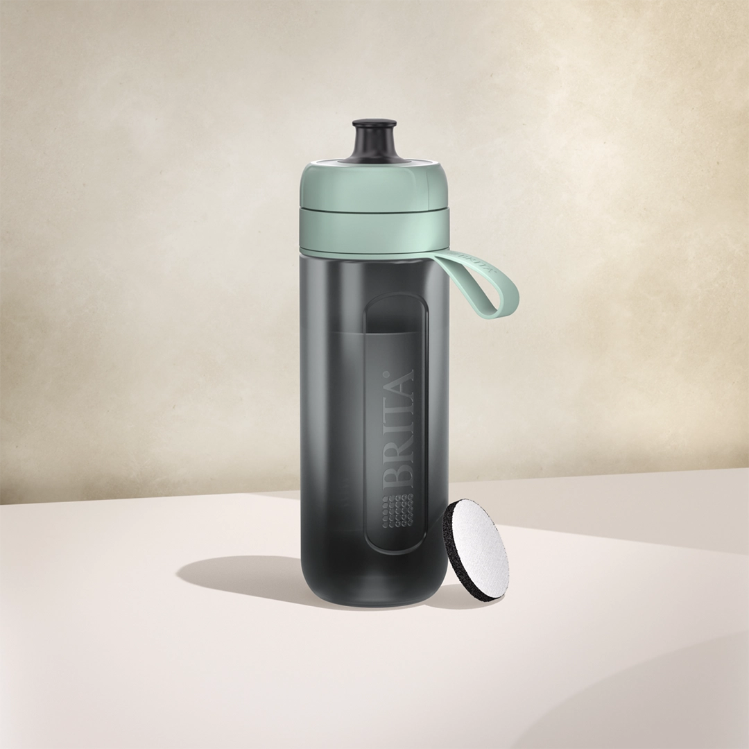 BRITA Active-water filter een donkergroene fles op een beige achtergrond