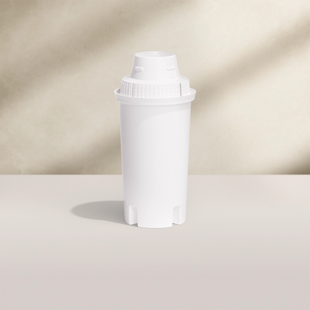 BRITA CLASSIC filter op een beige achtergrond