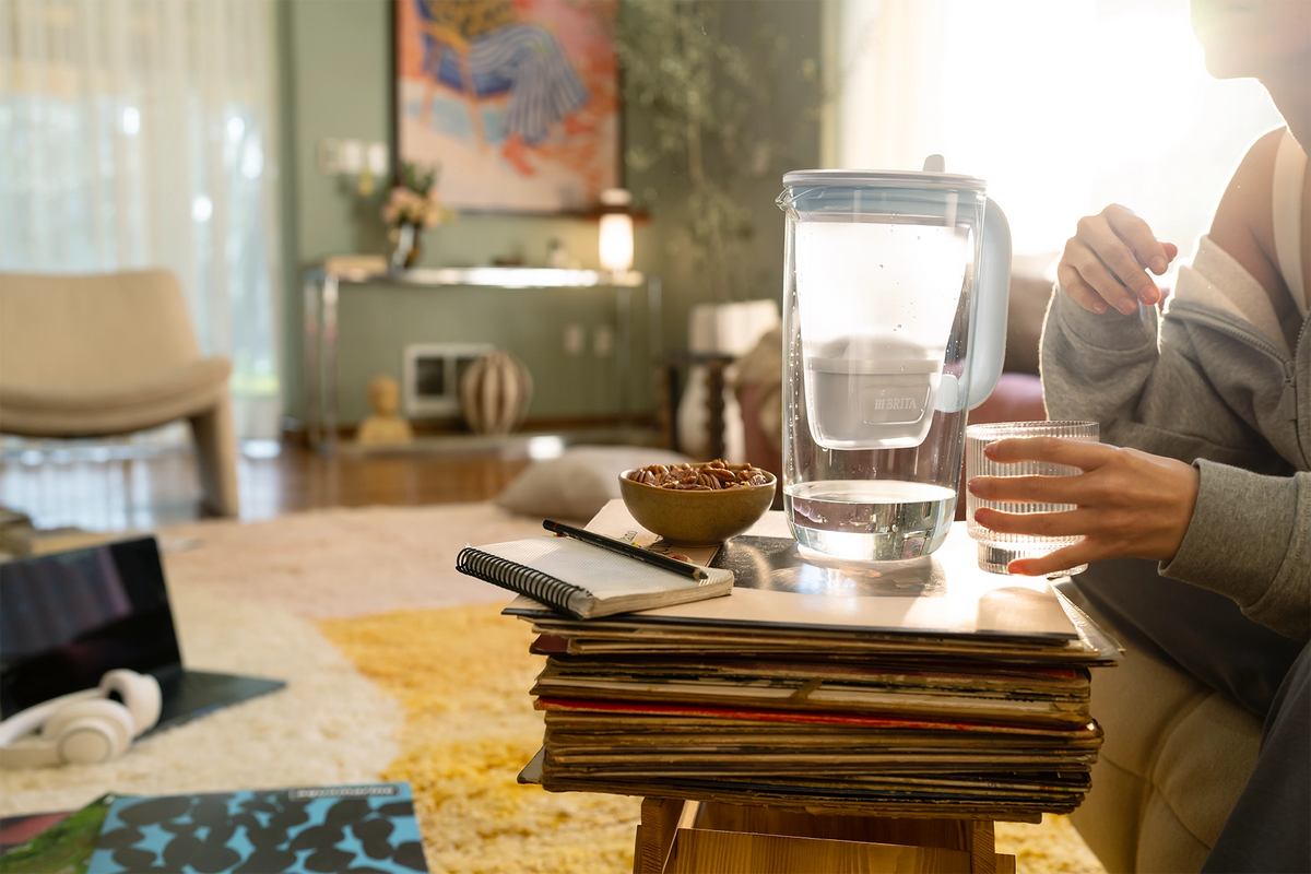 Video laden: Glass water filter jug shown from multiple angles